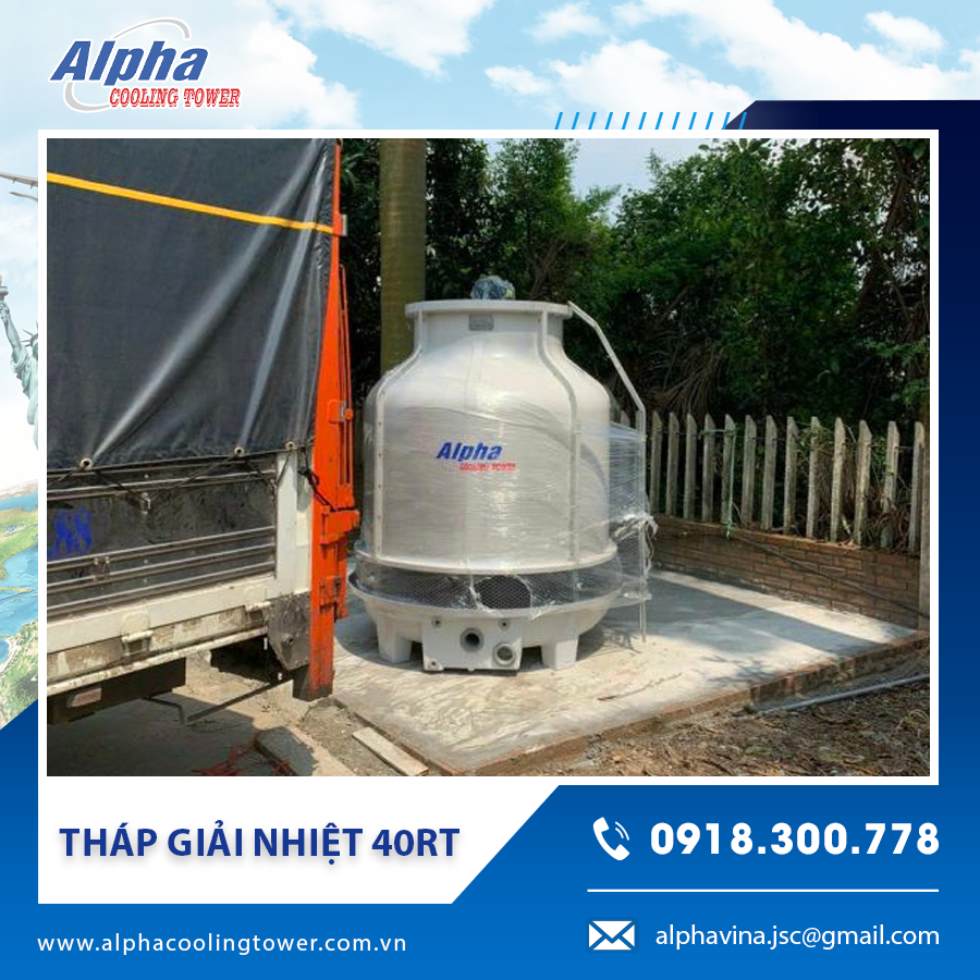 Tháp giải nhiệt 40RT đang trong quá trình lắp đặt ngoài trời tại nhà máy sản xuất.